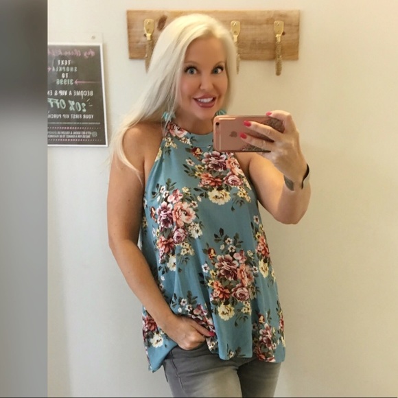 ❤️ SUMMER CLEARANCE Baby Blue Floral Top! - Picture 2 of 3